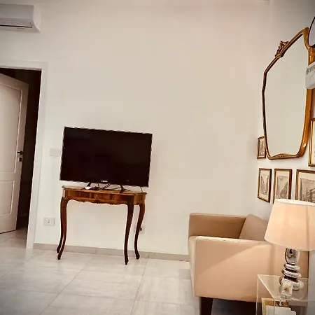 Whitehouse Apartment